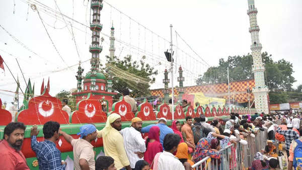 Devotees Turn Up In Huge Numbers For Immersion Of Lalbaugcha Raja In Mumbai