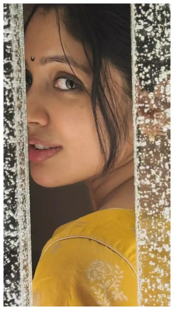 Veena Nandakumar Pictures