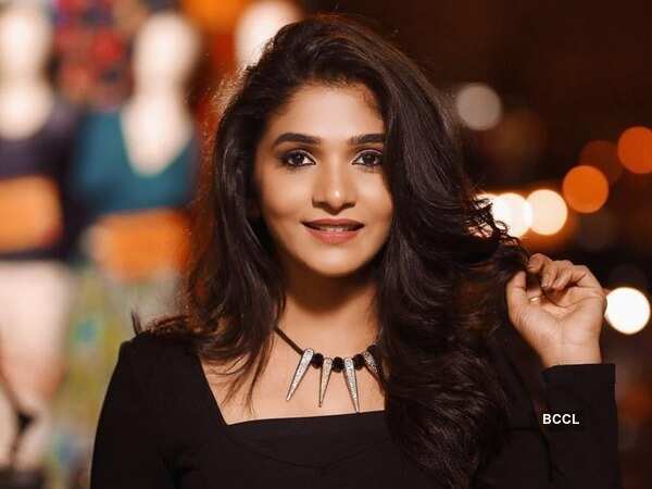 Divya Uruduga Photos