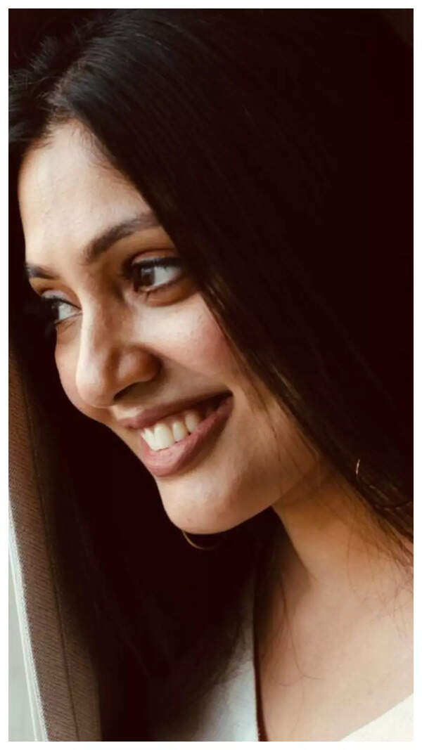 Veena Nandakumar Pictures