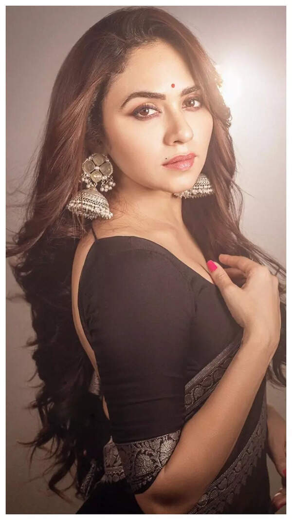Amruta Khanvilkar Wallpapers