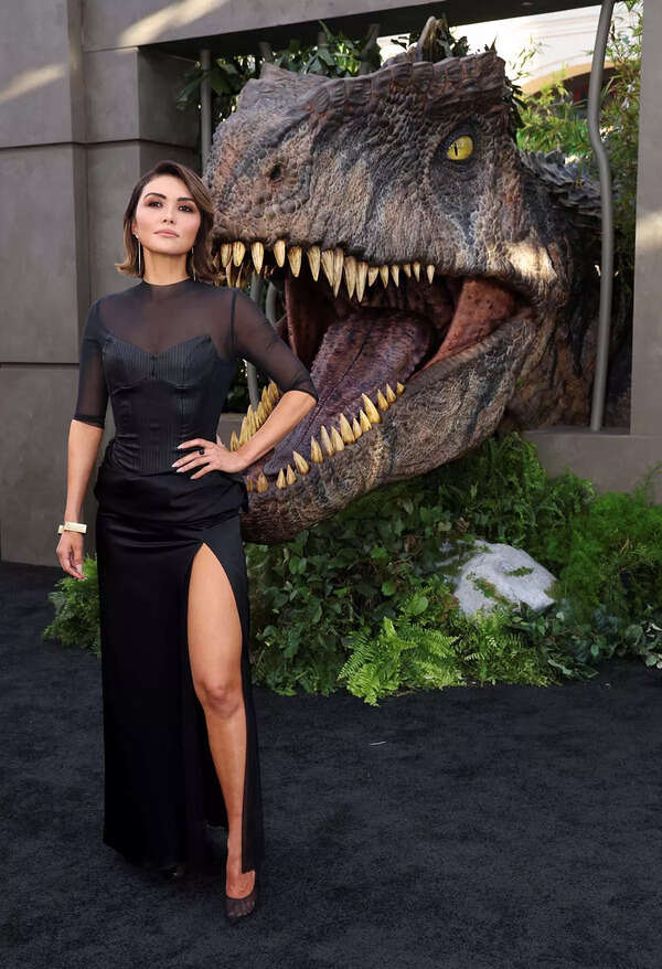 Daniella Pineda Photos