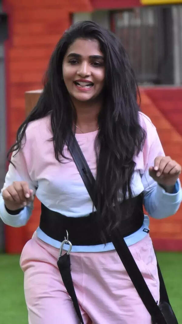 Divya Uruduga Stills