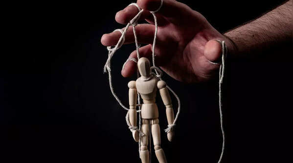 5 ways to know someone is trying to manipulate you