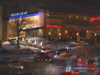 1 person killed at Illinois mall, police seek suspect
