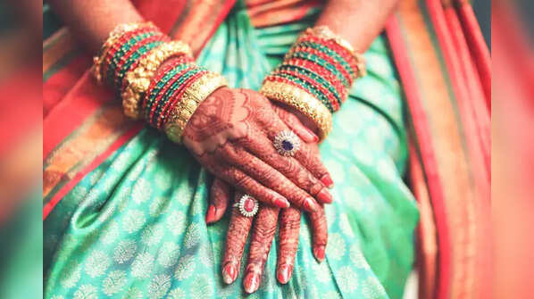 ​5 summer sarees every Indian woman must have in her wardrobe