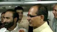Former MP CM Shivraj Singh Chouhan sings 'Bhajan' on board train