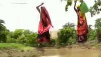 MP: Villagers in Sonkach Tehsheel of Dewas risk their lives to cross a river