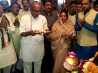 Digvijaya Singh performs aarti of Goddess Narmada during party workers meeting in Bhopal