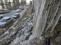 Shimla: Normal life comes to standstill due to cold wave