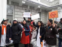 Pulwama terror attack: UK-based Indians protest outside Pakistan High Commission in London