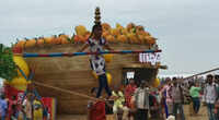 Odisha: Young girl walks on rope to earn livelihood