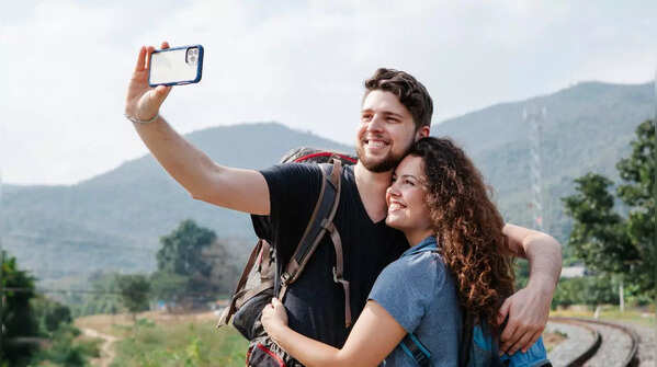 5 things couples in healthy relationships avoid posting online
