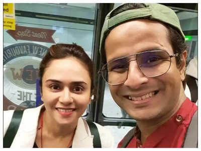 Actor Ojas Rawal bumps into actress Amruta Khanvilkar; shares pic together