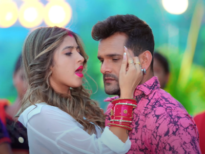 Khesari Lal Yadav And Komal Singh Shows Their Romantic Chemistry In The