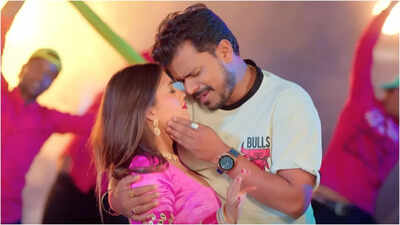 Pramod Premi Yadav and Aarohi Singh's new song 'Sanware Laika' is out!