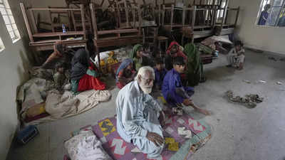 Cyclone Biparjoy In Pakistan Thousands Of People Evacuate Homes