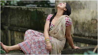 Actress Niranjana Anoop radiates elegance in Dhavani ensemble