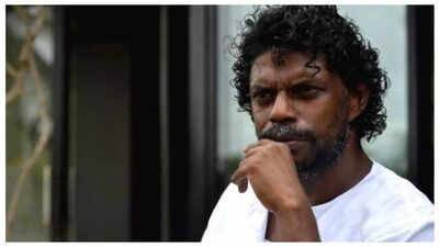 An unidentified group attacks Vinayakan’s residence due to the actor's insensitive remarks on Oommen Chandy