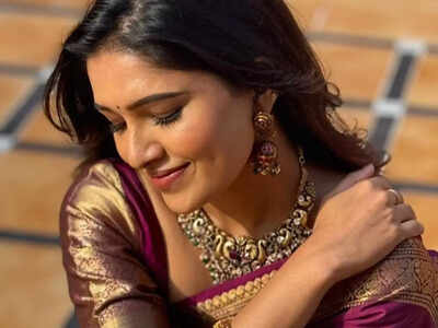 Vani Bhojan looks traditional in a Kanchipuram silk saree, fans call her "Beautiful Queen"