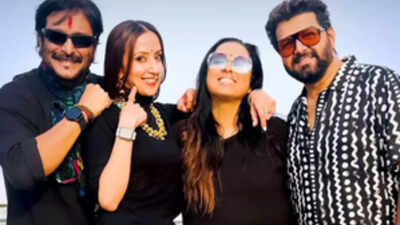 Ishitta Arun, Milind Gunaji have 'Aika Dajiba' reunion after 21 years