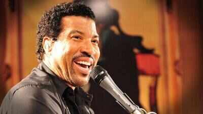 Lionel Richie receives humanitarian award
