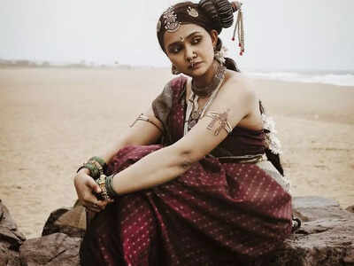 Sandakozhi actress Niranjana Neithiar recreates Trisha's iconic look from Ponniyin Selvan