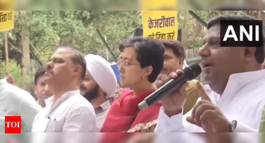 AAP Holds Protest Near BJP S Headquarters Demands Delhi CM Arvind