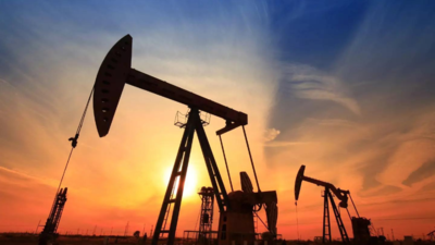 Oil rises nearly 2% on upbeat US economic data, geopolitical tensions
