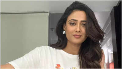 Shweta Tiwari stuns at 43: Netizens say 'mommy is aging backwards' in latest photos
