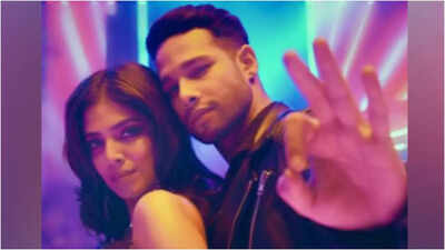 'Yudhra': Look at Siddhant Chaturvedi and Malavika Mohanan's dance moves in 'Sohni Lagdi'