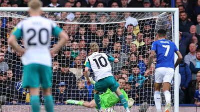 Newcastle United held by Everton after Anthony Gordon's penalty miss
