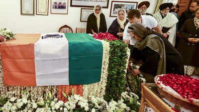 'Epitome of wisdom, nobility': Sonia Gandhi pays tribute to ex-PM Manmohan Singh