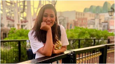 Shweta Tiwari kicks off the New Year with 'Hello Beautiful', showcasing her love for books