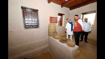 Bhujbal, Fadnavis praise each other at Phule birth anniv event in Satara