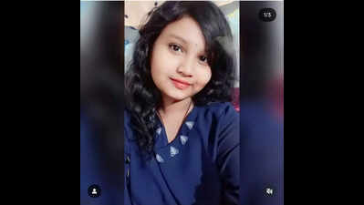 Girl dies after falling off train ‘trying to click selfie’