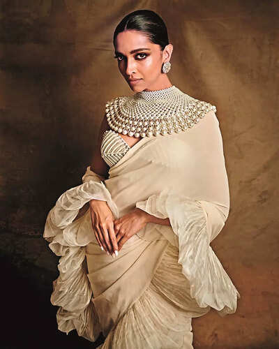 Mehendi, sangeet, haldi: Classic pearls, modern bride