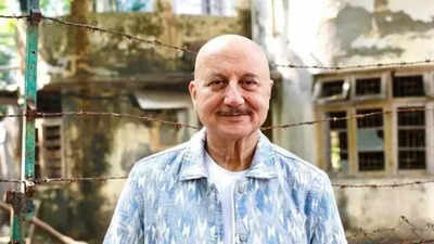 Anupam Kher shares nostalgic picture with Yash Chopra, Rishi Kapoor, Vinod Khanna