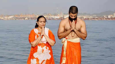 Vijay Deverakonda takes a holy dip at triveni sangam with his mother Madhavi at Mahakumbh