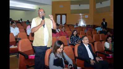 Shastri Nagar residents seek FOB on busy artery