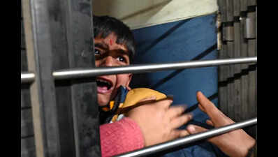 Sachdeva meets victims, kin at LNJP; Tiwari demands probe