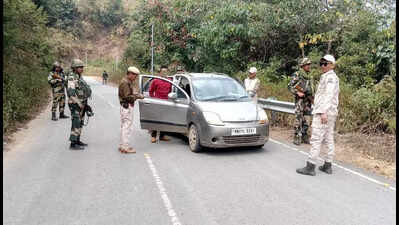 Warring Manipur groups start surrendering looted weapons