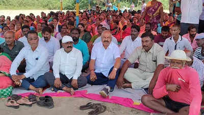 Fishermen against construction of commerical port at Keni village