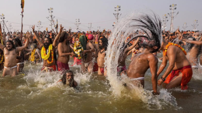 Dhyanguru Raghunath Guruji takes holy dip in Triveni Sangam