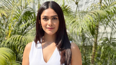 Mrunal Thakur shares a safety tip for female drivers; says, "Girls please be careful..."