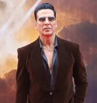 Akshay Kumar reminisces about his younger days with 'Elaan' actress Madhoo