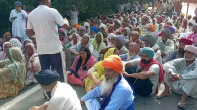 MGNREGA workers protest administrative negligence by hanging memorandum on tree in Patiala