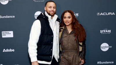 Ayesha Curry Dazzles the Vanity Fair Oscars Party Red Carpet in Black, Even Without Stephen Curry Beside Her