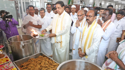 Masala vada included in free meal at Tirupati canteen