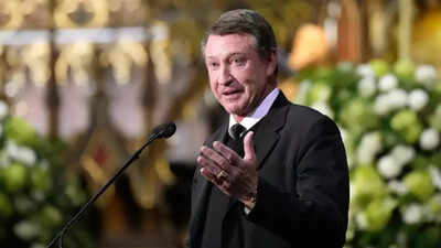 Throwback: Wayne Gretzky's wife Janet Jones was once knocked unconscious at a game against the Blackhawks while cheering on her husband